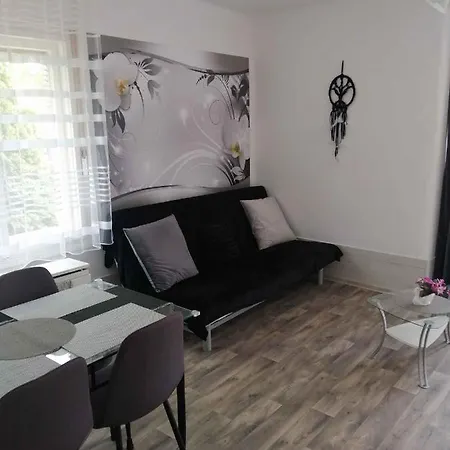 Apartment In 18413 *